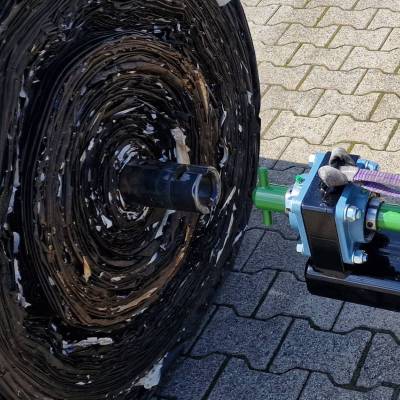 ACCESSORIES for coreless film winders: Hydraulically driven extractor for coreless film disposal