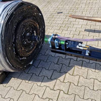 ACCESSORIES for coreless film winders: Hydraulically driven extractor for coreless film disposal