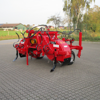 Leofant 32 ABB2800 with accessory:
hydraulical sand scraper at the rear