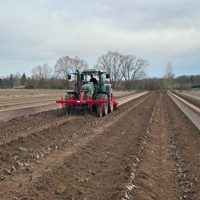 Multipurpose hoe CHAMÄLEON in the front in combination with bedformer LEOFANT
