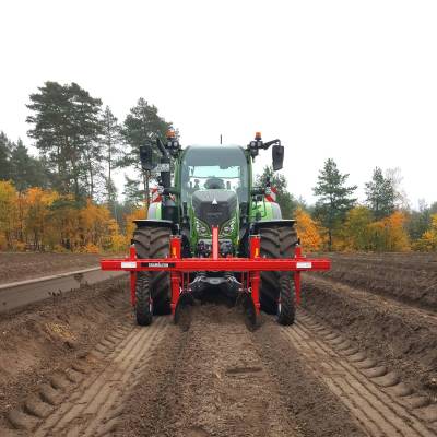 Multipurpose hoe CHAMÄLEON in the front in combination with bedformer LEOFANT