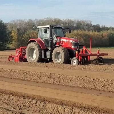 Multipurpose hoe CHAMÄLEON in the front in combination with bedformer LEOFANT