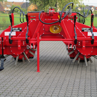 ButteuseLeofant 32 ABB2800 avec accessoire: Soc à double cœur (au lieu de dents de herse de culture)