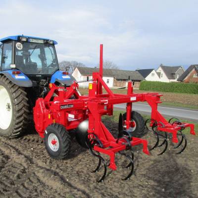 Combinaison de houe polyvalente Chamäleon I et un cultivateur rotatif à l'avant 