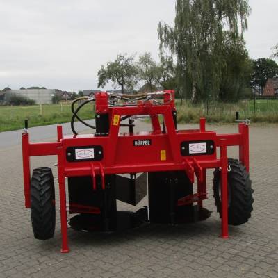 Haulm cutter with accessoires:  wedge-shaped distribution body