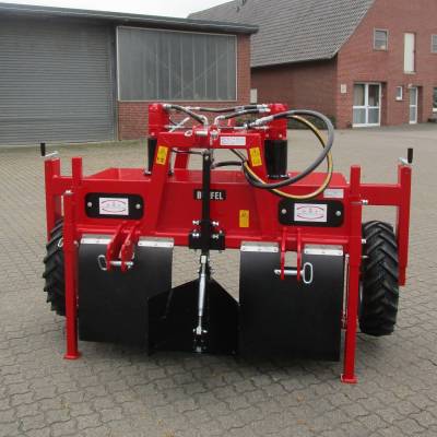 Haulm cutter with accessoires:  wedge-shaped distribution body