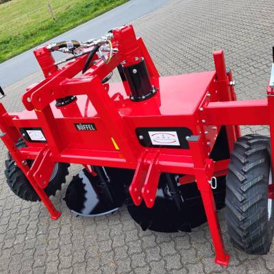 Haulm cutter with accessoires:  wedge-shaped distribution body