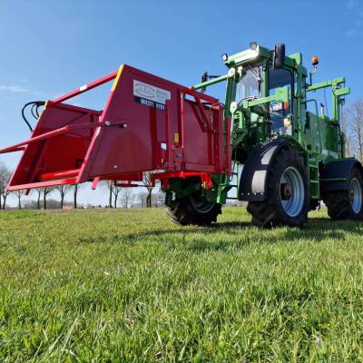 Wiesel HY01 im Frontanbau an HMF TRAC